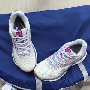 BROOKS Ghost 12 Womens Running/Walking Shoes size 8.